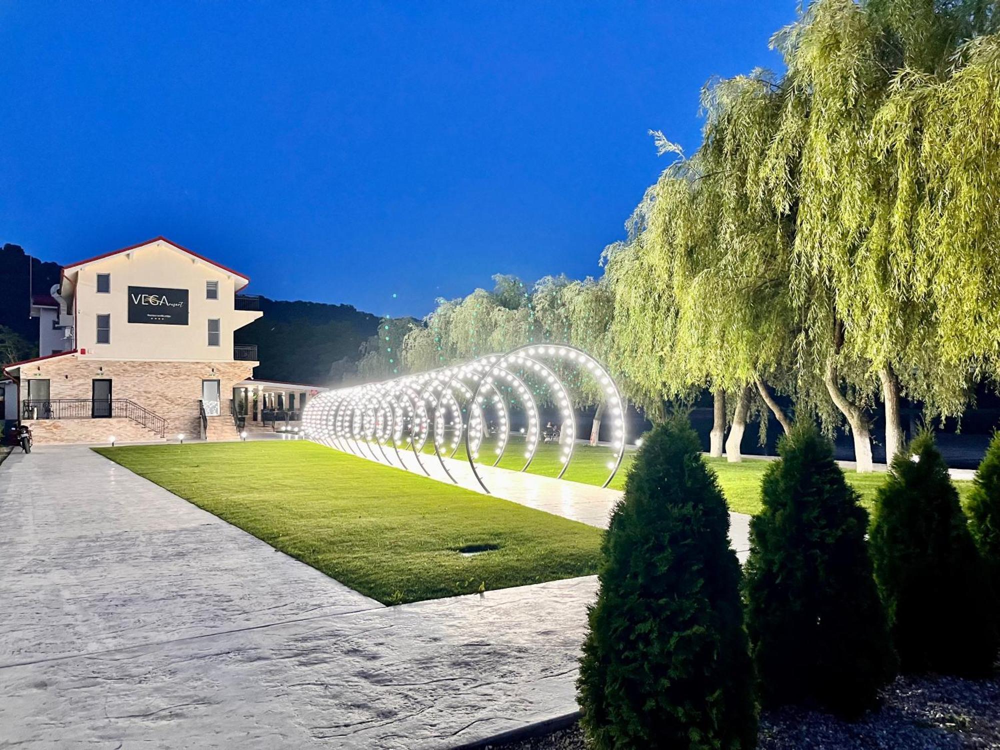 Vega Resort Restaurant & Lodge Оршова Экстерьер фото