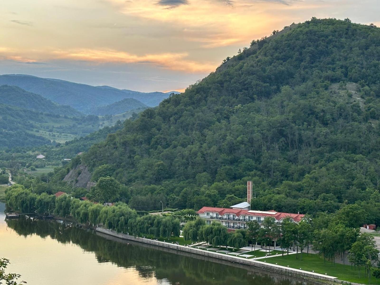 Vega Resort Restaurant & Lodge Оршова Экстерьер фото
